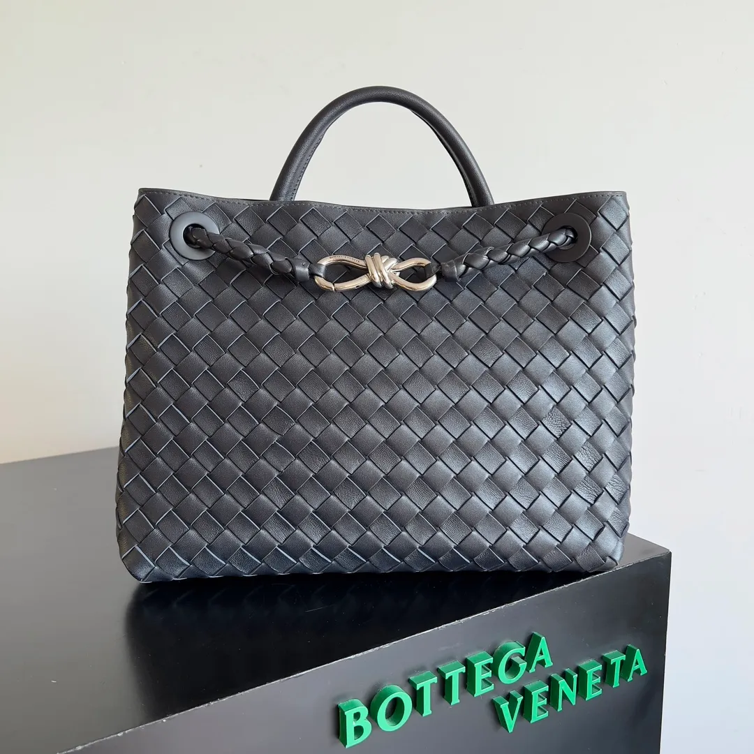 The 2023 new Andiamo batch of 2260 BV has been shipped‼ ️Really popular🔥The new Andiamo woven handbag launched by Bottega Veneta this season is really popular all over the world! ! Celebrities at home and abroad have worn it, and Oscar-winning actress Michelle Yeoh has taken it out on the street. Song Jia, Trai Yara, Yu Feihong, Sanji Ayaka, Rosie Hunting-Whiteley, Yoshioka Riho, etc. have all picked up this bag. It is classic and versatile, showing off its temperament, and the bag capacity is also large, which is very convenient for daily commuting! ! A variety of carrying methods, the shoulder straps can be adjusted by yourself, the original lambskin feels soft and delicate, and the unisex style breaks the gender boundaries and brings a more practical and long-lasting use experience. Andiamo, which has both elegant and casual styles, perfectly interprets the true appearance of "fashionable old money style". Style number: 743572 Size: 32*24*12